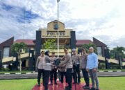 Kapolres Kuansing Beri Hadiah Bibit Pohon ke Personil Yang Berulang Tahun