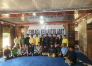 Sambut Hangat Kapolres Rohul, Ketua LKA Luhak Kepenuhan Serahkan Cendramata