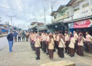 Peduli Lingkungan, Polsek Kabun bersama Upika Gelar Gotong Royong Bersihkan Jalan Raya Jalur 2 (Dua) Desa Kabun