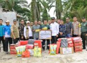 Wakil Bupati Rohil Jhony Charles bersama rombongan berikan santunan  dan menjemput aspirasi masyarakat dikecamatan Rantau kopar