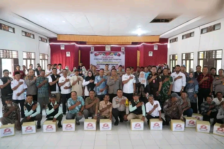 Wakil Bupati Rohil Jhony Charles Poto bersama masyarakat 