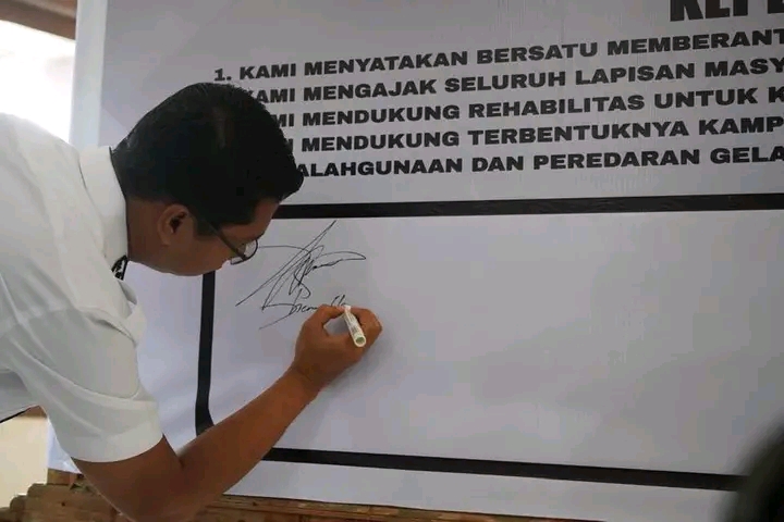Wakil Bupati Rohil Jhony Charles tanda tangani deklarasi kampung bebas narkoba