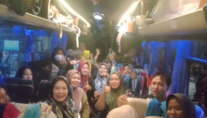 Posyandu lansia dan usia produktif dibawah pimpinan Bidan Eka tazkurniati adakan tour ke Aek sijorni dan mesjid islamic centre syahrun nur  di sipirok