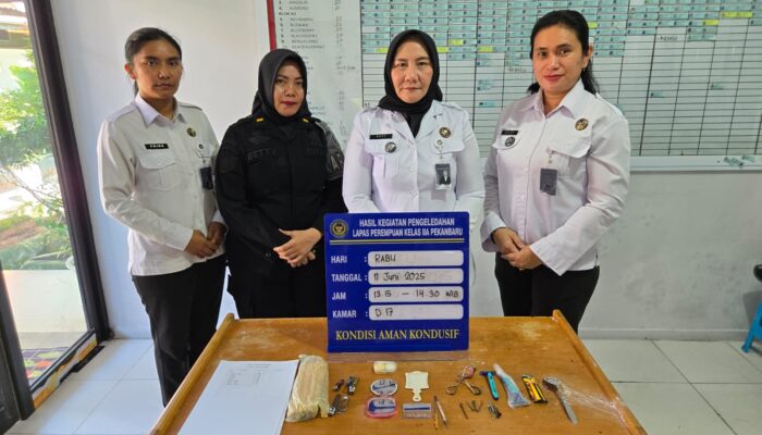 Lembaga Pemasyarakatan Perempuan Kelas IIA Pekanbaru menggelar razia dan penggeledahan terhadap kamar hunian warga binaan, Rabu (11/06).