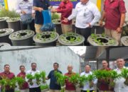 Kakanwil Ditjenpas Riau Panen Kangkung dan Lele di Lapas Bengkalis