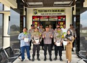 Kapolsek TPTM IPDA Boni ferdi Sagala SH, MH, berikan bibit pohon sawo dan matoa kepada personil dan staf yang berulang tahun