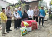 Wakil Bupati Rohil Jhony Charles berikan santunan kepada keluarga yang terdampak kebakaran di kepenghuluan ujung tanjung