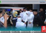 343 Jamaah Haji Kloter 9 Asal Rokan Hulu Tiba Selamat di Batam, Disambut Langsung Bupati Anton