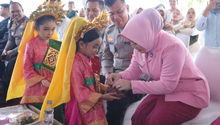 Penuh Haru, Kapolres dan Istri Lepas Peserta Didik TK Kemala Bhayangkari 04 Rengat T.A 2024/2025