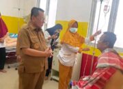 Bupati Rohil H.Bistamam kunjungi pasien keracunan di RSUD pratomo bagan siapi api