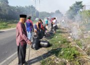 Gotong royong bersihkan sampah di tepi jalan lintas ujung tanjung Datuk penghulu syamsuri Af, tegaskan jangan buang sampah sembarangan ada CCTV