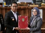 Wakil Bupati Rohil Jhony charles rapat paripurna bersama DPRD rohil  dalam agenda penandatanganan nota kesepakatan RPJMD