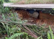 Atas intruksi Bupati Rohil H.Bistamam,  PUTR  bergerak cepat menanggapi abrasi yang terjadi di Jalan Astra, Kelurahan Bagan Batu Kota