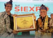 Bupati Rohil H. Bistamam terima penghargaan SIEXPO  2025 di pekanbaru