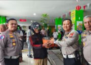 Polantas Menyapa: Dirlantas Polda Riau Bersama Tim Pembina Samsat Bagikan Helm dan Bibit Pohon kepada Wajib Pajak