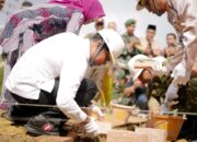 Wakil Bupati Rohil Jhony Charles lakukan peletakan batu pertama pembangunan gedung koperasi merah putih di cempedak rahuk, Kecamatan tanah putih