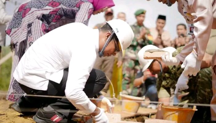 Wakil Bupati Rohil Jhony Charles lakukan peletakan batu pertama pembangunan gedung koperasi merah putih di cempedak rahuk, Kecamatan tanah putih