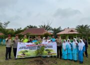 Polres Kampar Gelar Sosialisasi Green Policing dan Penanaman Pohon di SMA Negeri 2 Kuok