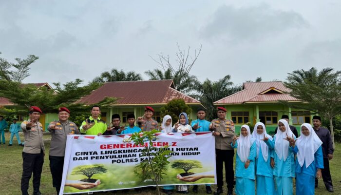 Polres Kampar Gelar Sosialisasi Green Policing dan Penanaman Pohon di SMA Negeri 2 Kuok