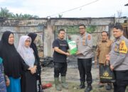 Bukan Sekadar Simpati, Tapi Aksi Nyata! Kapolres Kampar Beri Bantuan Langsung ke Korban Kebakaran Pasar Kuok, Bukti Polri Peduli!
