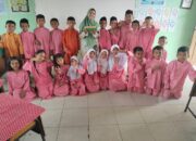 Momen Haru di SDN 119 Pekanbaru, Murid Kelas 4A Rayakan Ulang Tahun Gurunya dengan Kejutan Manis
