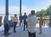 Wakil Bupati Rohil Jhony Charles dan Datuk  penghulu Mesah  Ridwan SH. Kecewa dengan proyek pembuatan halte sungai yang bernilai  1 milyar lebih  ,terkesan asal asalan