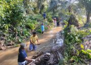 Kapolsek Kampar Gerakkan Gotong Royong Antisipasi Banjir, Polri dan Warga Bersatu Lindungi Penyasawan dari Bencana!