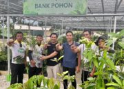 Herri Ismanto Lembasy dan Agung Prasetyo Dukung Program Green Policing Kapolda Riau, Serahkan 2025 Bibit Trembesi