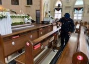 Wujudkan Rasa Aman Jemaat, Brimob Polda Riau Sterilisasi Gereja Sambut Perayaan Natal