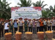 Kabagops Brimob Polda Riau Dampingi Kapolda Panen Raya Jagung di Kampar