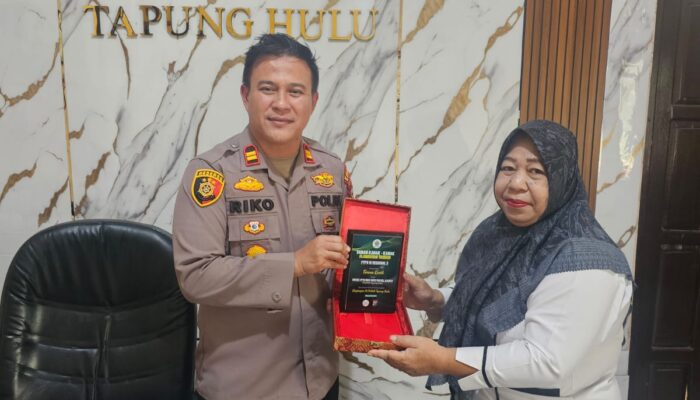 Sinergi Edukasi, Kapolsek Tapung Hulu Terima Penghargaan dari TK Flamboyan Tandun PTPN IV