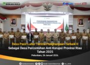 Didampingi Bupati Anton Terima Penghargaan, Kades di Rokan Hulu Ini Dapat Tiket Umroh Gratis dari Pemprov