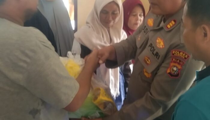 Jumat Berkah, Polsek Kampar ‘Berbagi’ Sembako di Rumbio Jaya