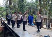 Dansat Brimob dan Karo Ops Polda Riau Tinjau Langsung Pembangunan Jembatan di Desa Lubuk Agung