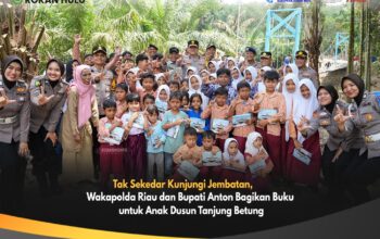 Tak Sekadar Tinjau Jembatan, Wakapolda Riau dan Bupati Anton Bagikan Buku untuk Anak Dusun Tanjung Betung
