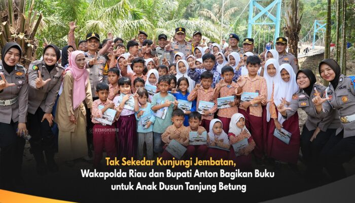 Tak Sekadar Tinjau Jembatan, Wakapolda Riau dan Bupati Anton Bagikan Buku untuk Anak Dusun Tanjung Betung
