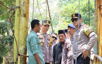 Dansat Brimob Dampingi Wakapolda Riau Tinjau Pembangunan Jembatan Merah Putih Presisi di Kuansing
