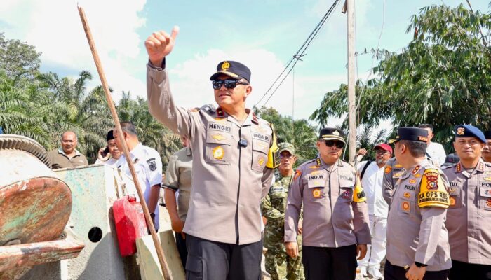 Dampingi Wakapolda Riau, Dansat Brimob Tinjau Progres pembangunan Jembatan Beton Presisi di Pelalawan