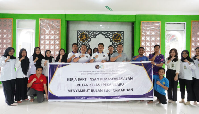 Menjemput Ramadan dengan Gotong Royong, Rutan Pekanbaru dan Warga Binaan Bersihkan Masjid