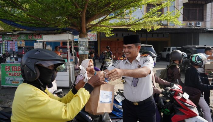 Dukung UMKM Sekitar, Rutan Pekanbaru Bagikan Ratusan Takjil kepada Masyarakat