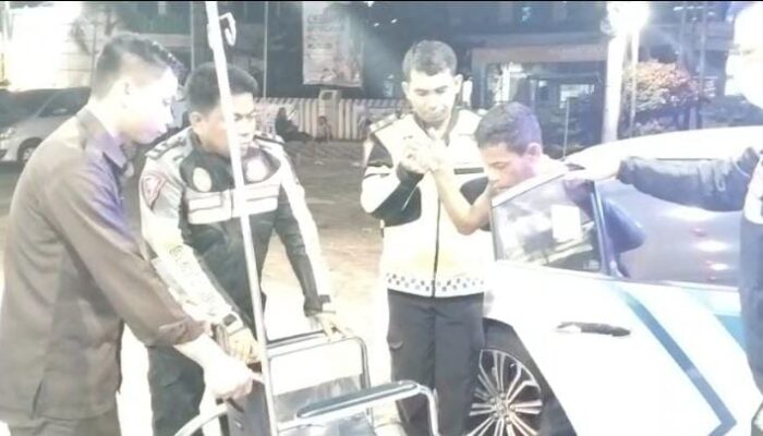 Viral..!! Supir Pickup Berkendara Dalam Keadaan Sakit, Anggota Ditlantas Polda Riau Berikan Pertolongan Menuju Rumah Sakit