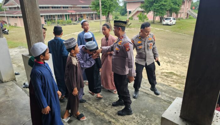 Polsek Siak Hulu dan Bhayangkari Peduli Bagikan Takjil Ramadhan di Pondok Pesantren Al-Fatah