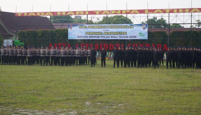 Dansat Brimob Polda Riau Berikan Penghargaan kepada Personel Berprestasi