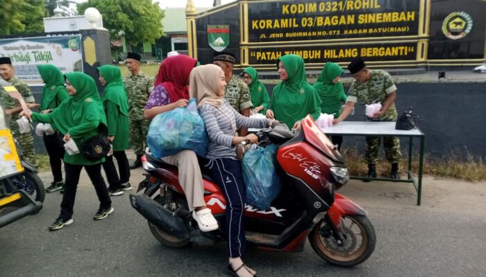 Koramil 03/Bgs Bersama Persit Bagikan 200 Cup Takjil Gratis, Dilanjutkan Buka Puasa Bersama