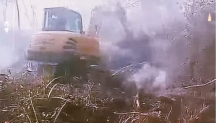 Gerak Cepat PU Dumai, Dua Alat Berat Diterjunkan Jinakkan Karhutla di Mundam