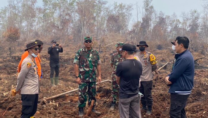 Dansat Brimob Polda Riau Turun Langsung Tinjau dan Pemadaman Karhutla di Dumai