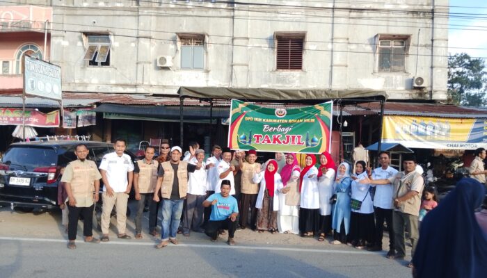 Senyuman kecil terhias dibibir seorang anak kecil ketika IKM Rohil Bundo kanduang bagikan takjil gratis di ujung tanjung