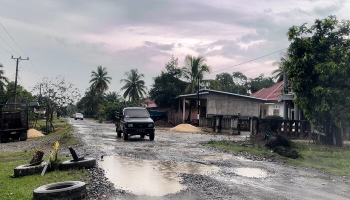 Dua Periode Hanya Janji, Jalan Padang Lamo Kian Hancur: Warga Menjerit, Siap Tutup Akses Jika Tak Diperbaiki