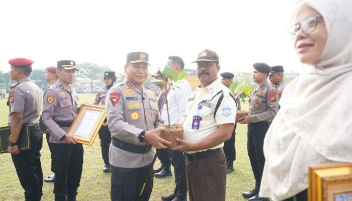Kapolda Riau Beri Penghargaan, Satpam UIN Suska Jadi Penerima Pertama atas Aksi Heroik