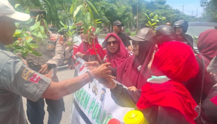 Polsek Dumai Timur Berikan Reward Bibit Pohon kepada Pendemo Baffer Zone Aliansi AMPIZONE